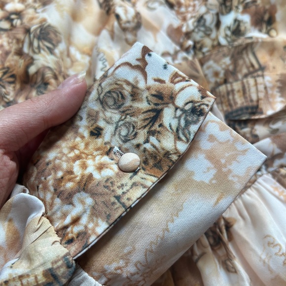 Romantic Boho Maxi Dress with Long Sleeves and Victorian Print - Picture 6 of 11